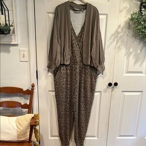 G by Giuliana 2-piece Taupe Jumpsuit with V-Neck and Flowing Sleeves jacket